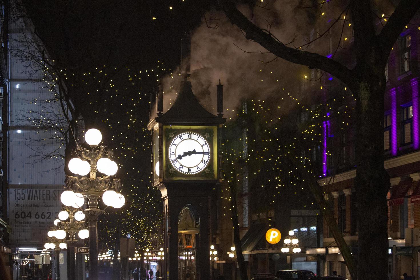 brooklyn, ny, 2020 - orologio e luci notturne foto