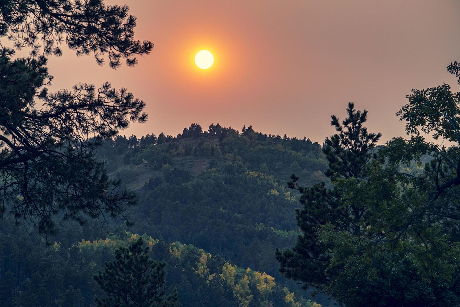 cielo rosso sulle colline foto