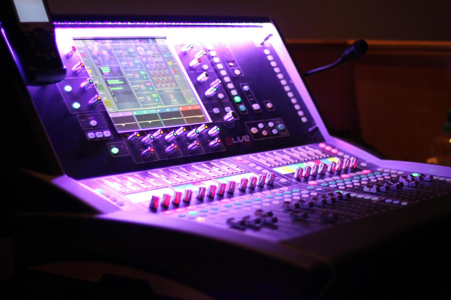 phoenix, arizona, 2020 - mixer audio in luce viola foto