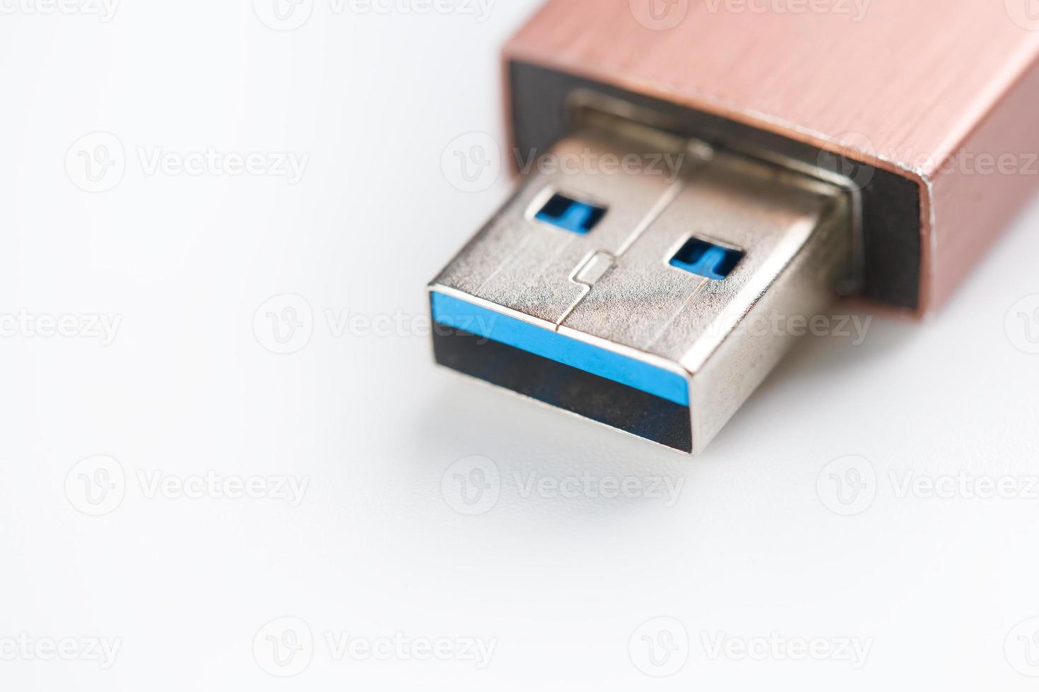 USB veloce guidare 3 spina avvicinamento su un' bianca sfondo. Conservazione nel computer memoria foto