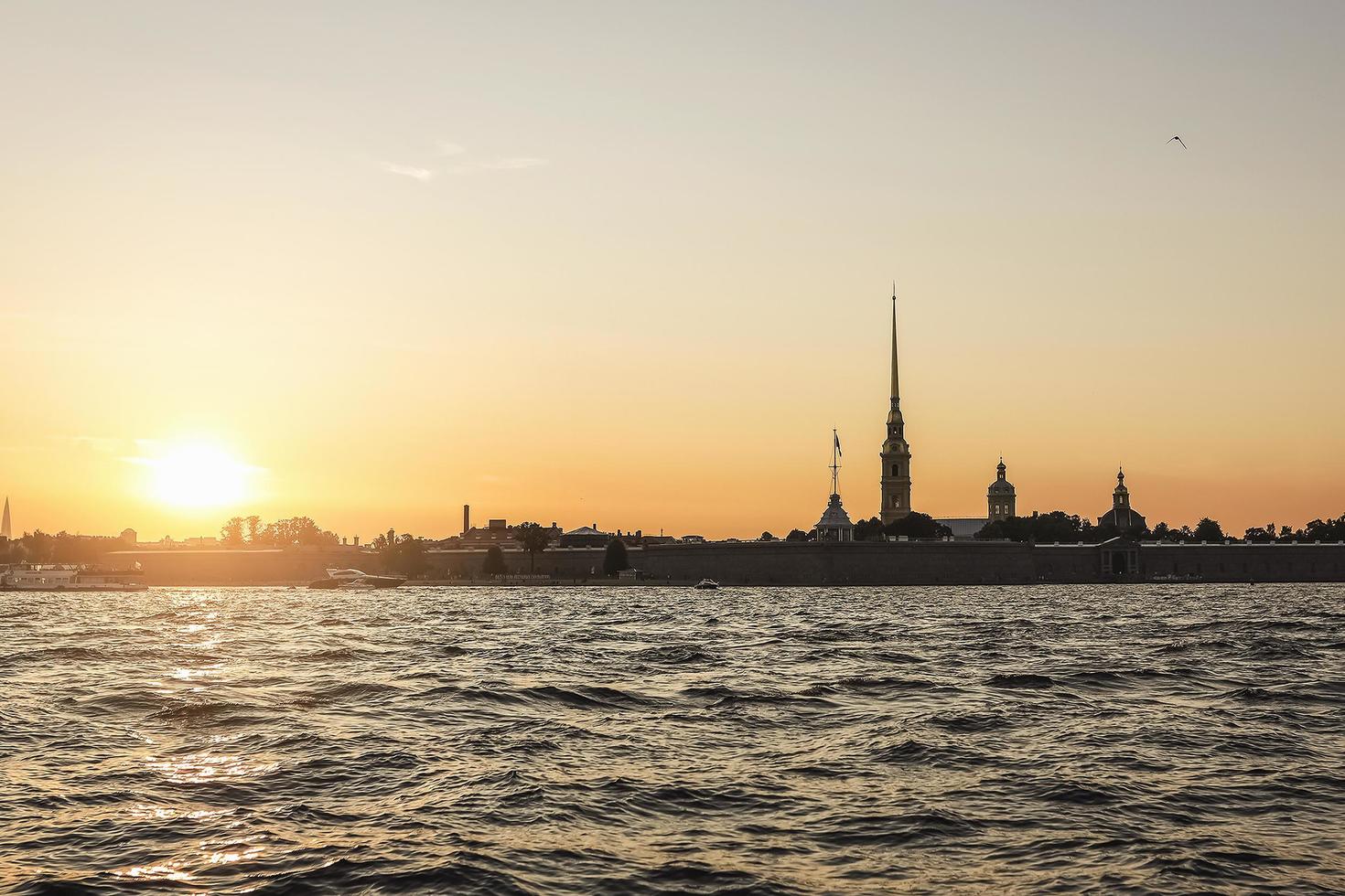 il silhouette di il Peter e Paolo fortezza a tramonto, Visualizza a partire dal il neva fiume foto