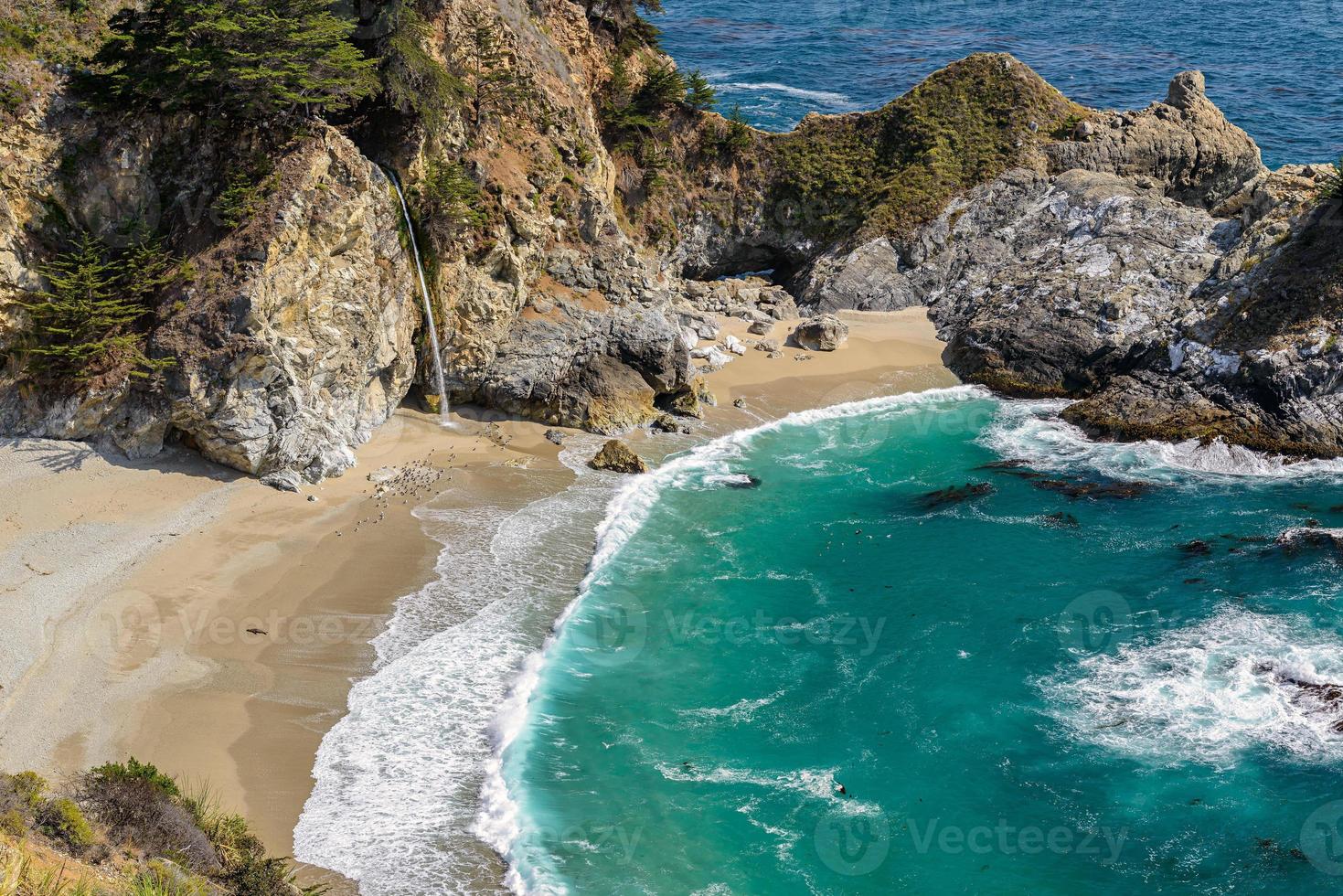 spiaggia julia pfeiffer e mcway falls, big sur, california foto