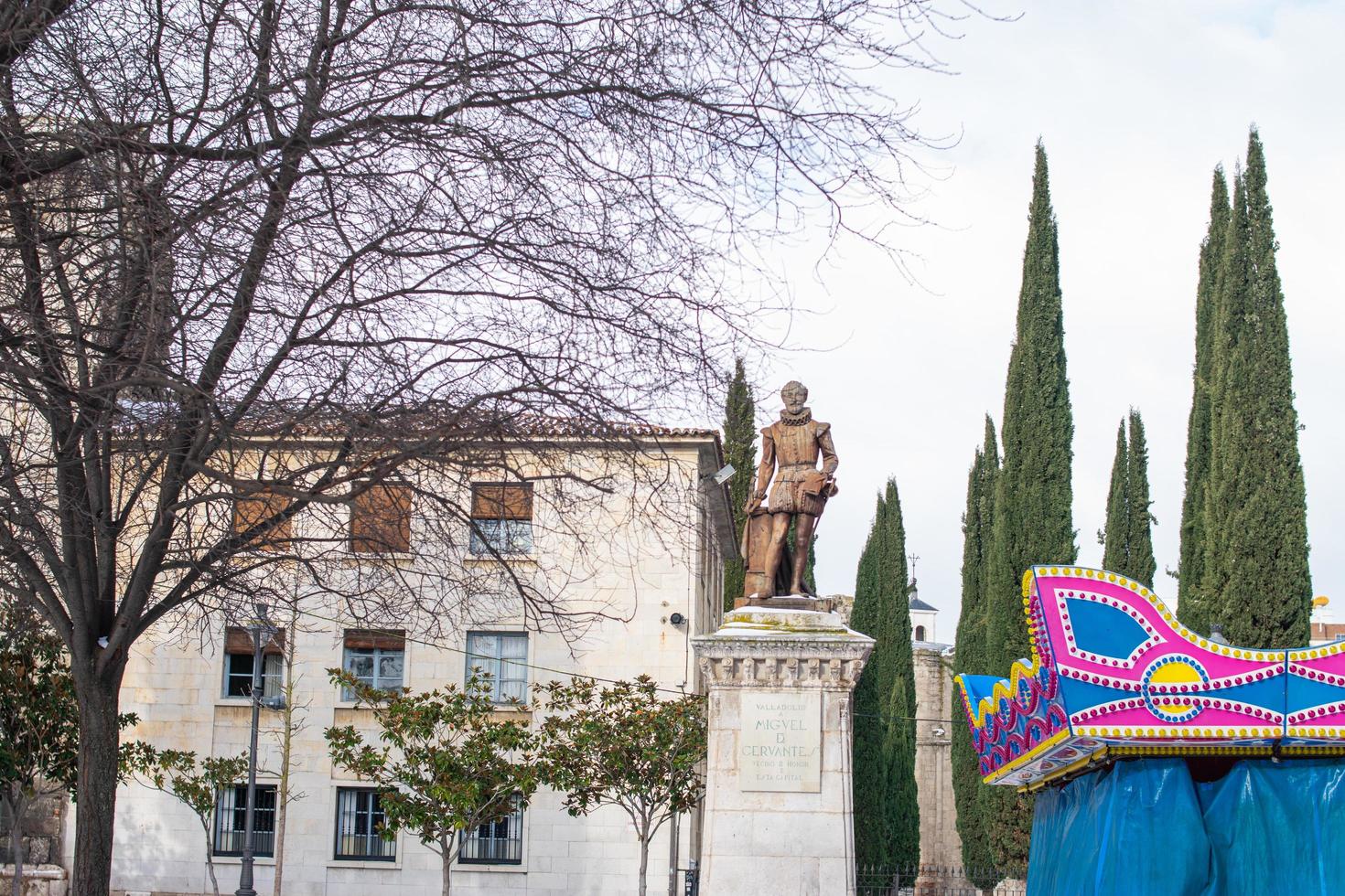 valladolid, Spagna - gennaio 10, 2021 statua di miguel de cervantes nel il Università piazza foto