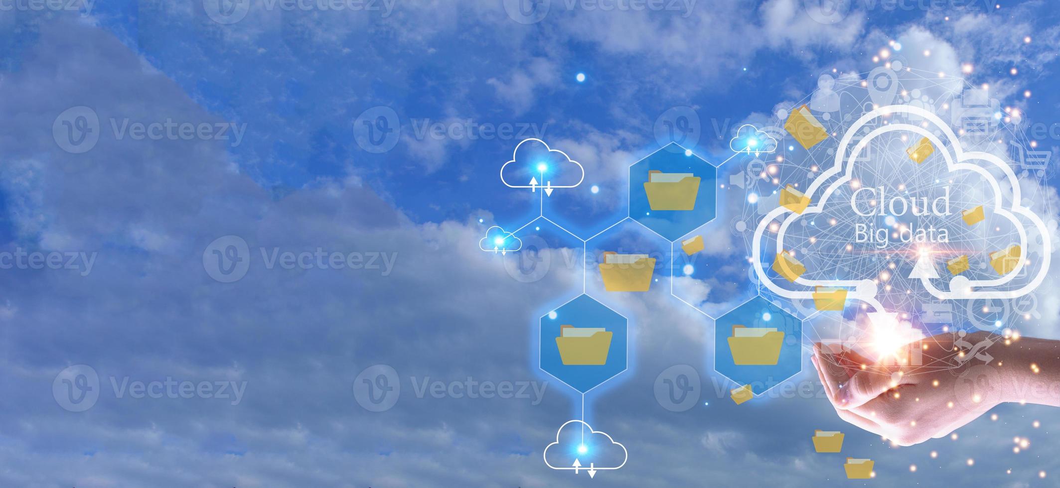 il idea di utilizzando il in linea nube è conveniente. Risparmio energetico e economico, Basso costo e sicuro per utenti. foto