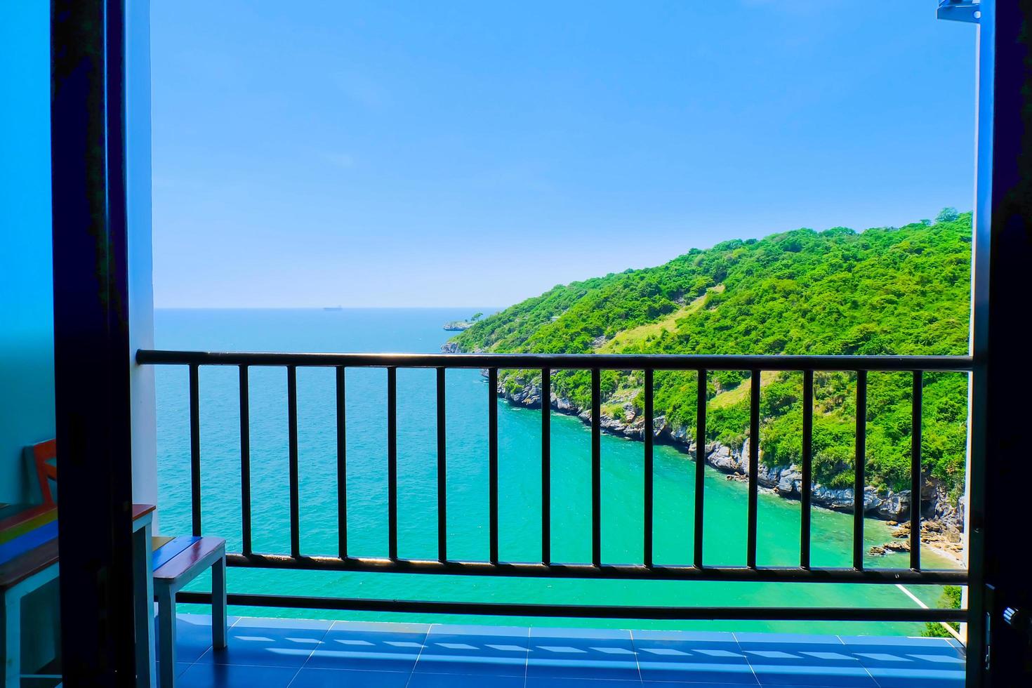 mare Visualizza a partire dal il balcone con montagna foto