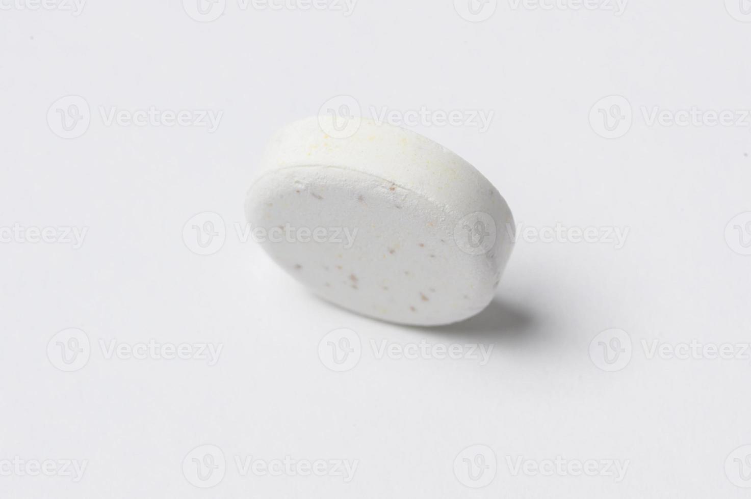 avvicinamento bianca medicina pillole su bianca sfondo foto