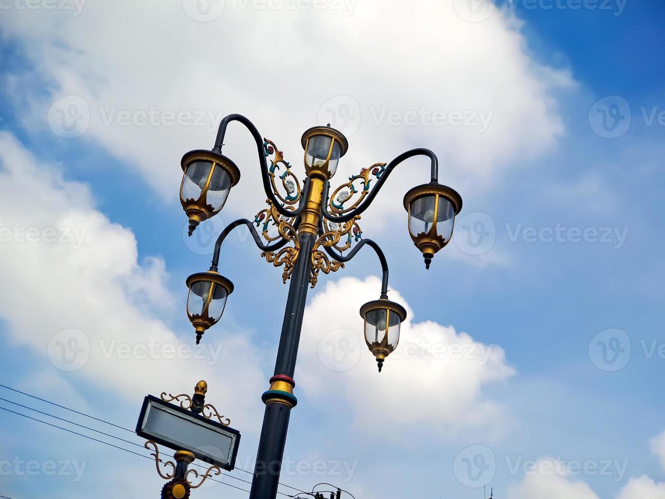 classico modello città luci con nero oro ferro intagli, bellissimo luminosa blu cielo tiro a Basso angolo. foto