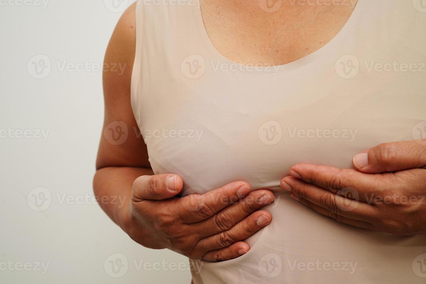 asiatico donna se stesso toccante dai un'occhiata grumo o Seno cancro, Seno se stesso esame. foto