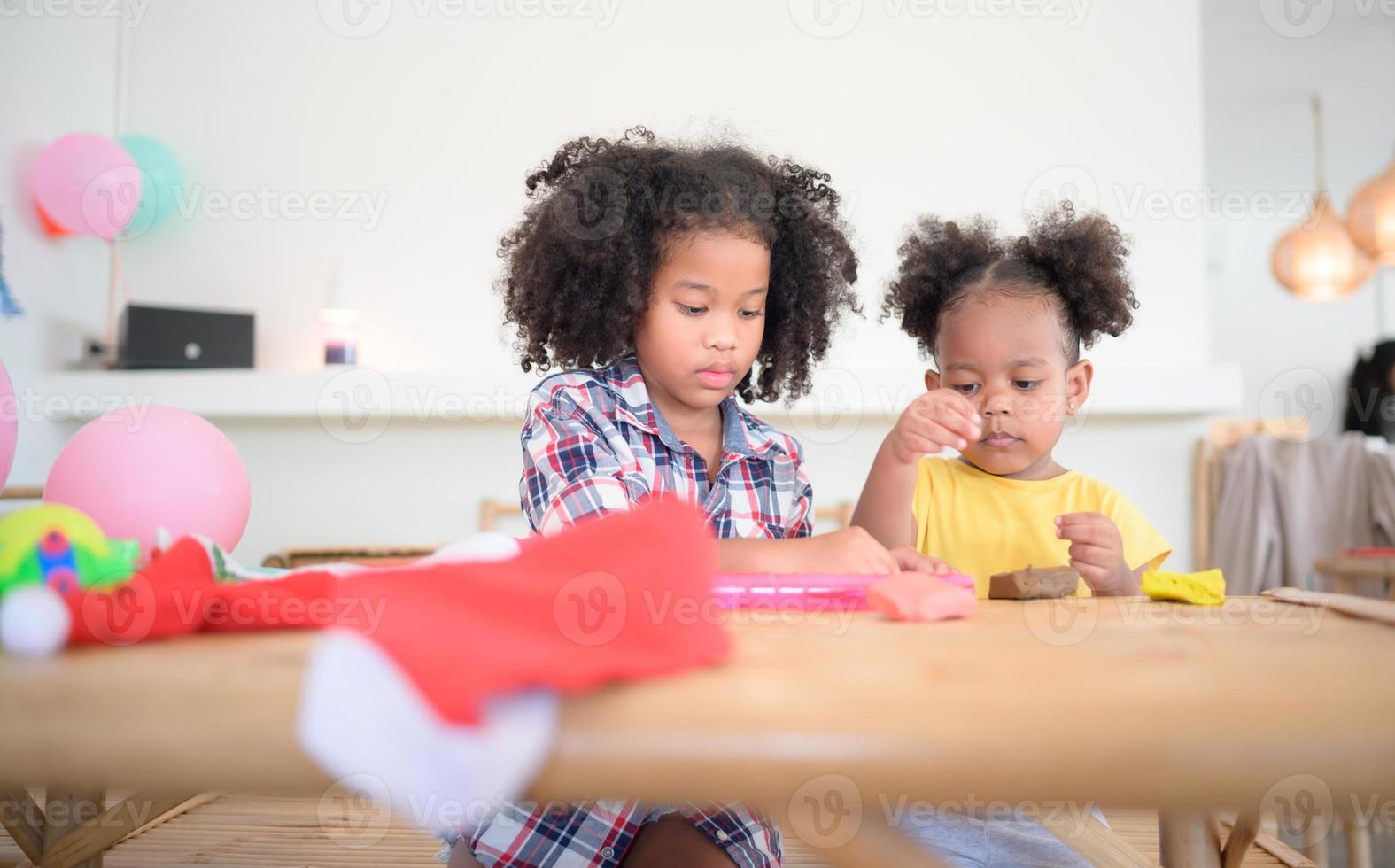 Due poco ragazze giocando con plastilina foto