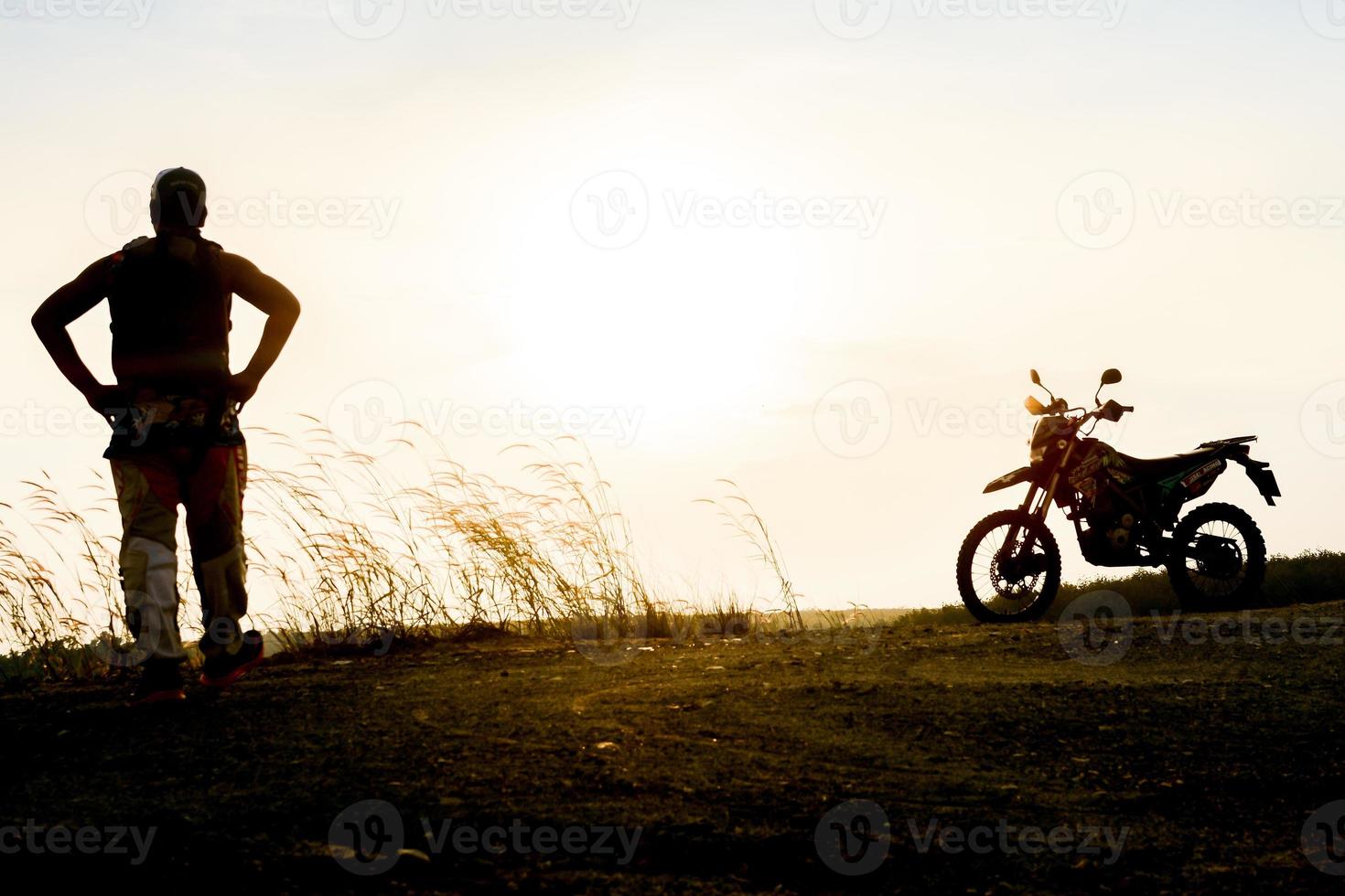 uomo con motocross bellissimo leggero montagna indipendente avventura turismo concetto foto