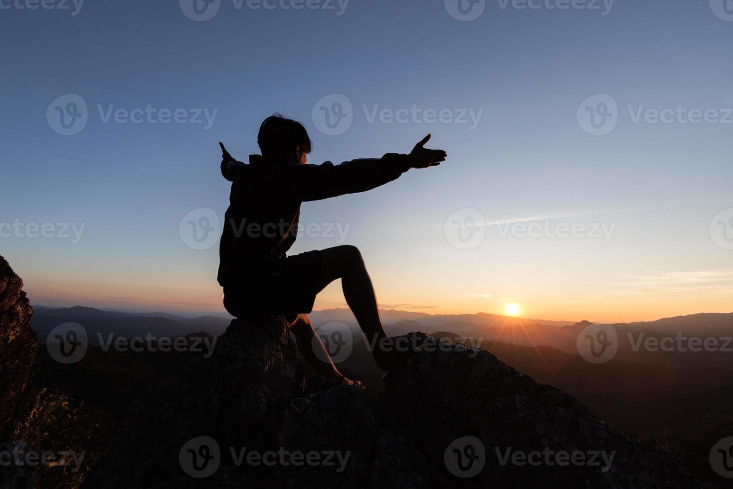 silhouette delle mani dell'uomo cristiano che pregano Dio, l'uomo prega per la benedizione di Dio per desiderare una vita migliore. implorare perdono e credere nella bontà, sfondo del concetto di religione cristiana. foto