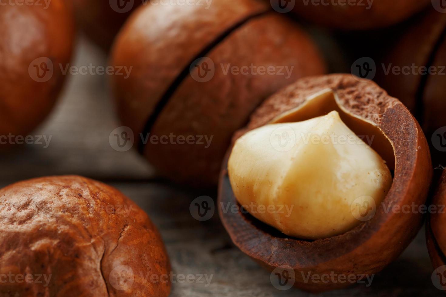 macadamia Noce su un' di legno tavolo nel un' Borsa, avvicinamento, superiore Visualizza foto