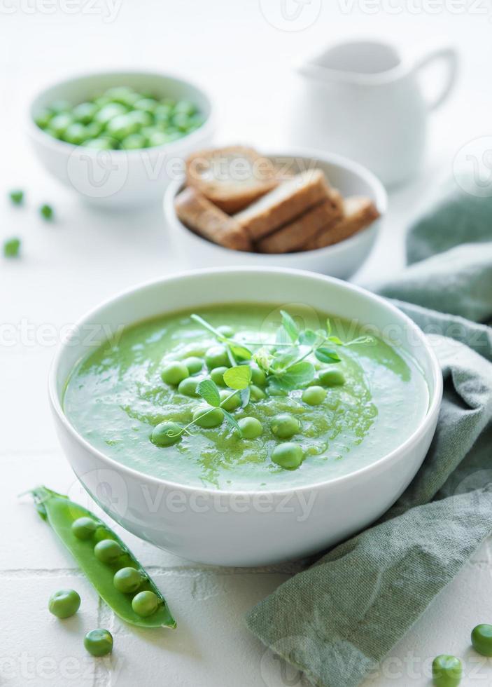 zuppa di verdure fresche a base di piselli foto