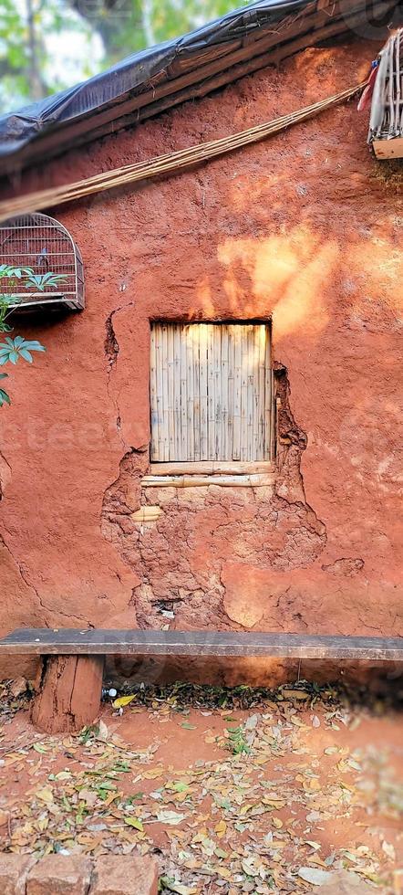 vecchio argilla Casa fatto di paglia foto