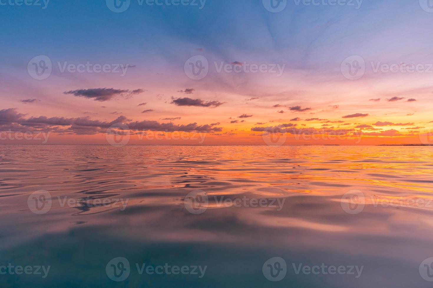 primo piano spiaggia di sabbia di mare. panorama panoramico della spiaggia. ispirare l'orizzonte del paesaggio marino della spiaggia tropicale. tramonto arancione e dorato cielo calma calma rilassante luce solare umore estivo. banner vacanza viaggio vacanza foto