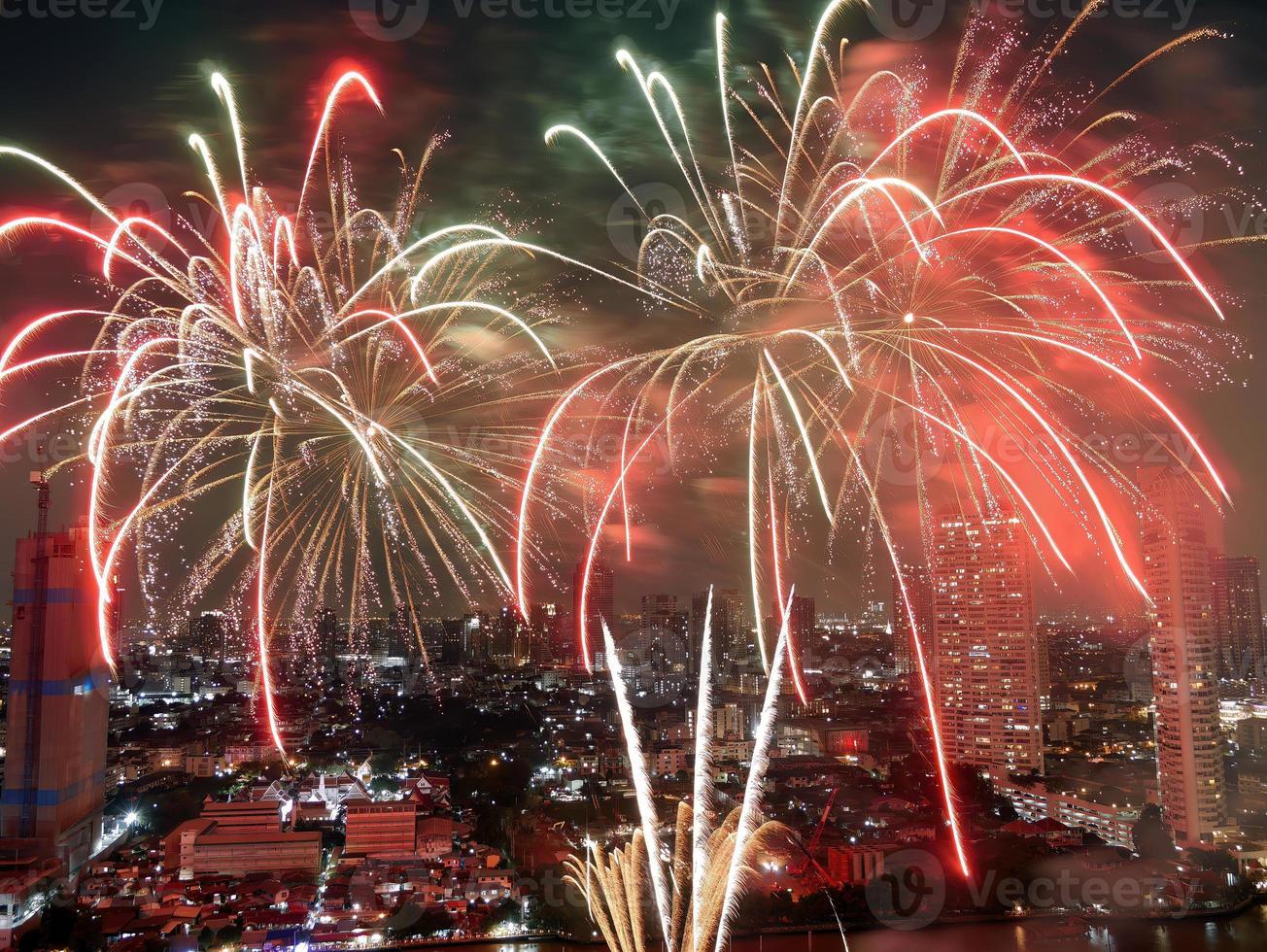 alto angolo Visualizza fantastico multicolore lungo esposizione tiro di fuochi d'artificio al di sopra di chao Phraya fiume, paesaggio urbano di bangkok, Festival, celebrazione, contento nuovo anno, attività commerciale architettura. foto