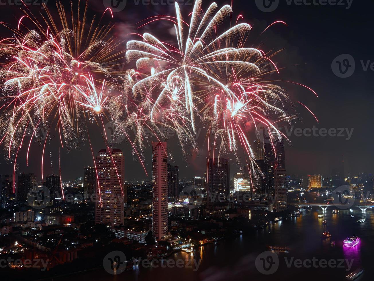 alto angolo Visualizza fantastico multicolore lungo esposizione tiro di fuochi d'artificio al di sopra di chao Phraya fiume, paesaggio urbano di bangkok, Festival, celebrazione, contento nuovo anno, attività commerciale architettura. foto