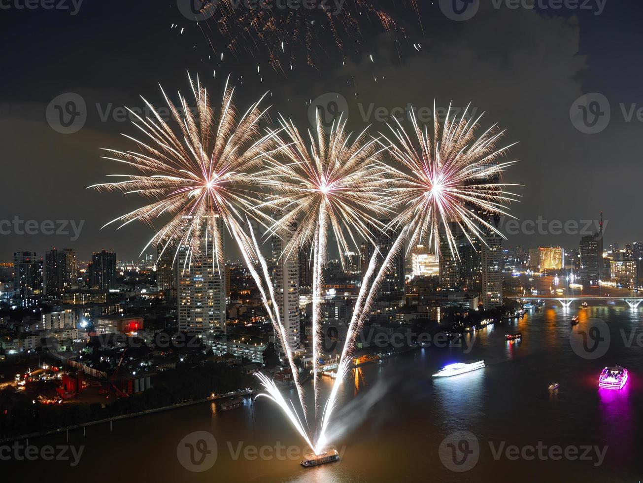 alto angolo Visualizza fantastico multicolore lungo esposizione tiro di fuochi d'artificio al di sopra di chao Phraya fiume, paesaggio urbano di bangkok, Festival, celebrazione, contento nuovo anno, attività commerciale architettura. foto