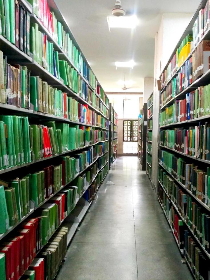 biblioteca sala nel un' alto scuola, Università città universitaria. foto