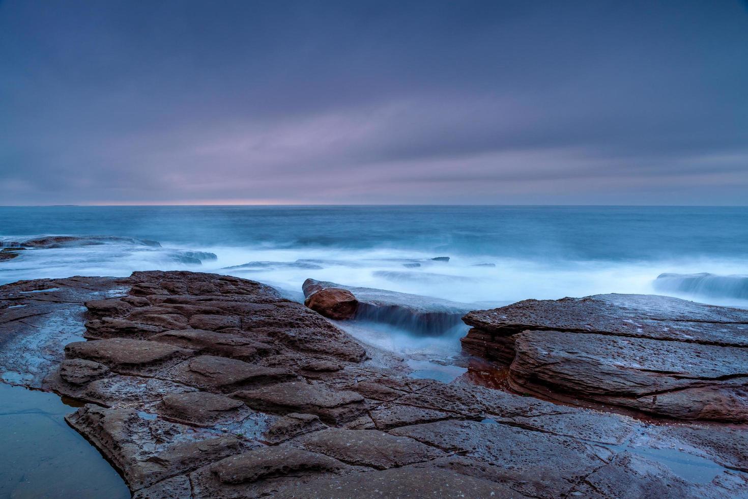 lunga esposizione delle onde al tramonto foto