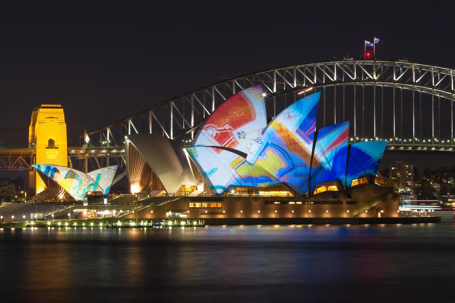 Sydney, Australia, 2020 - Sydney Opera House di notte foto