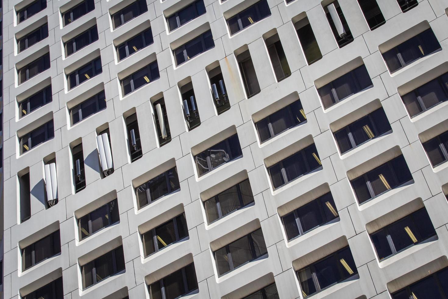 sydney, australia, 2020 - foto ad angolo basso di un edificio in cemento grigio