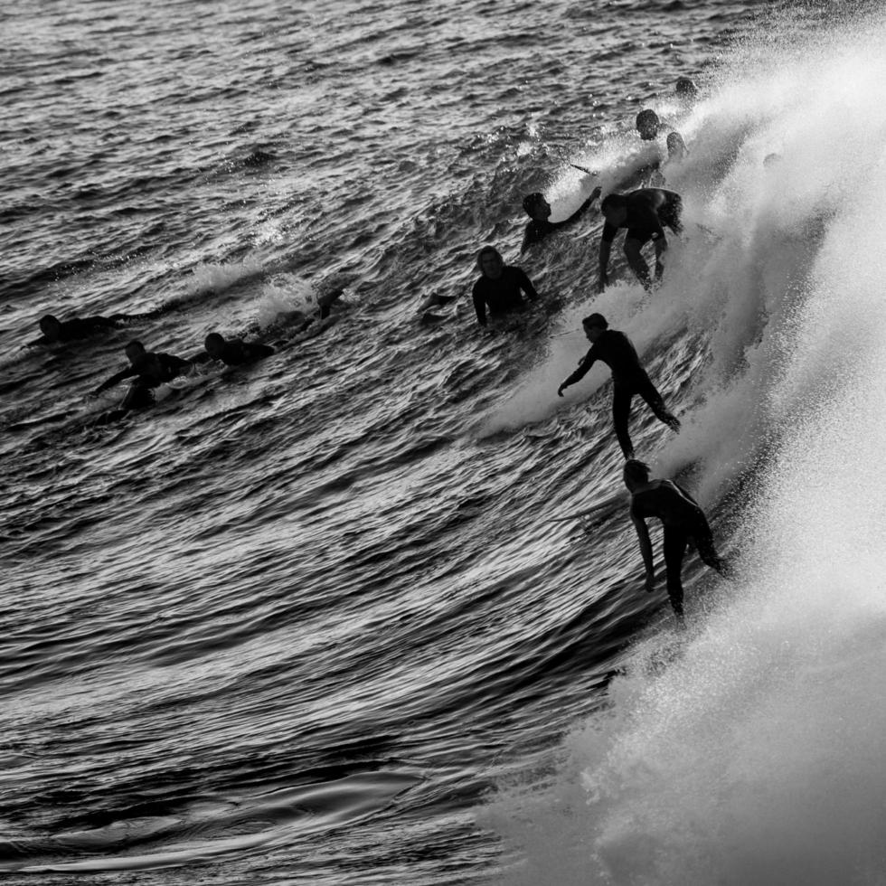 sydney, australia, 2020 - bianco e nero di silhouette di surfisti foto