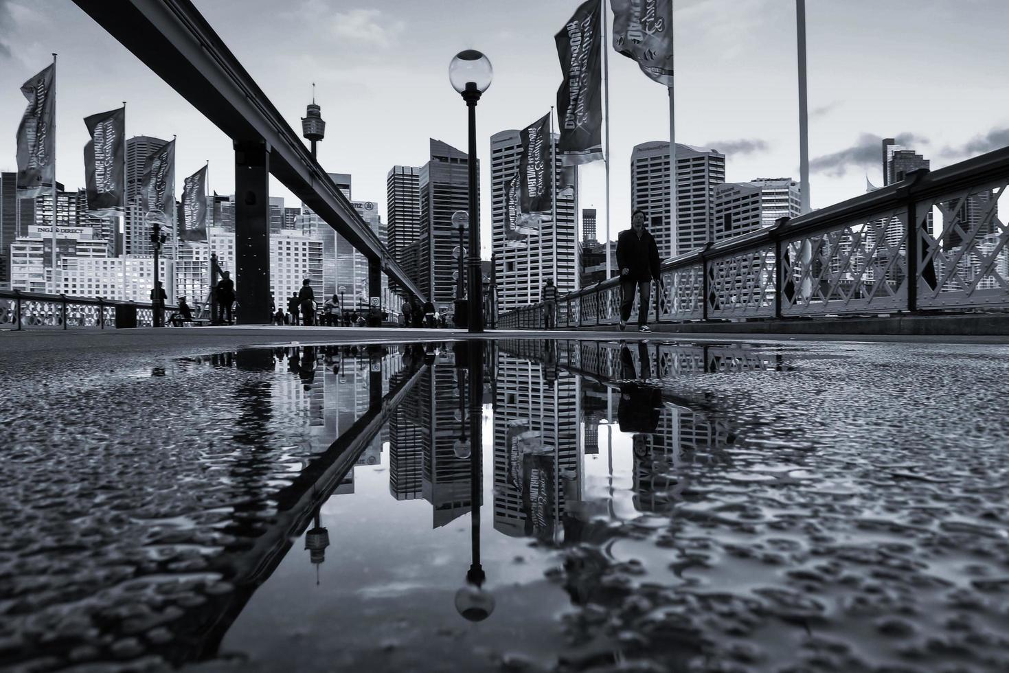 sydney, australia, 2020 - persone che camminano in città dopo la pioggia foto