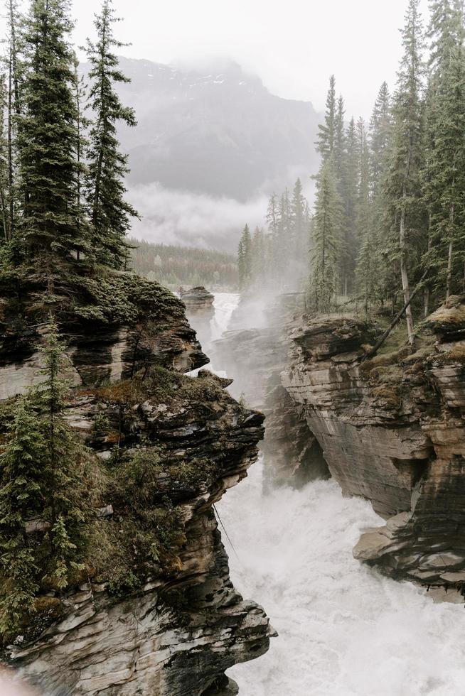 paesaggio di montagna con rocce e fiume foto