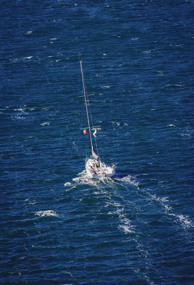 sydney, australia, 2020 - yacht che naviga in uno specchio d'acqua foto
