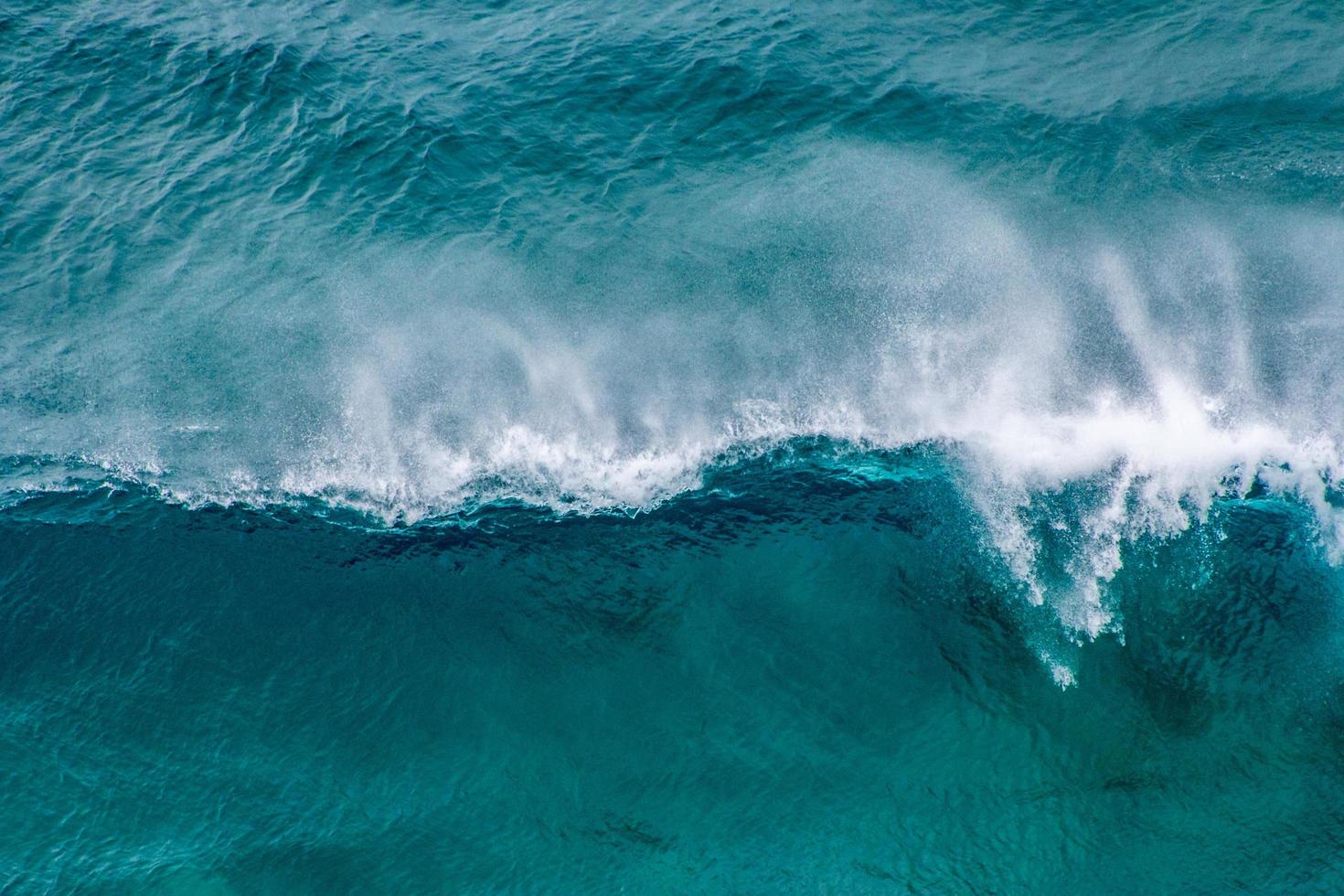 vista aerea delle onde dell'oceano blu foto