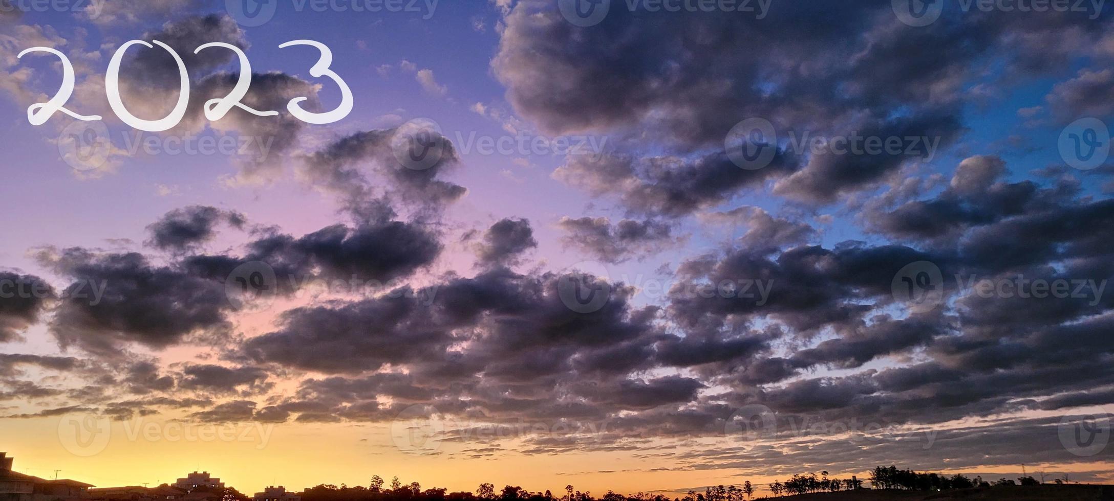 cielo con nuvole e un' contento nuovo anno foto