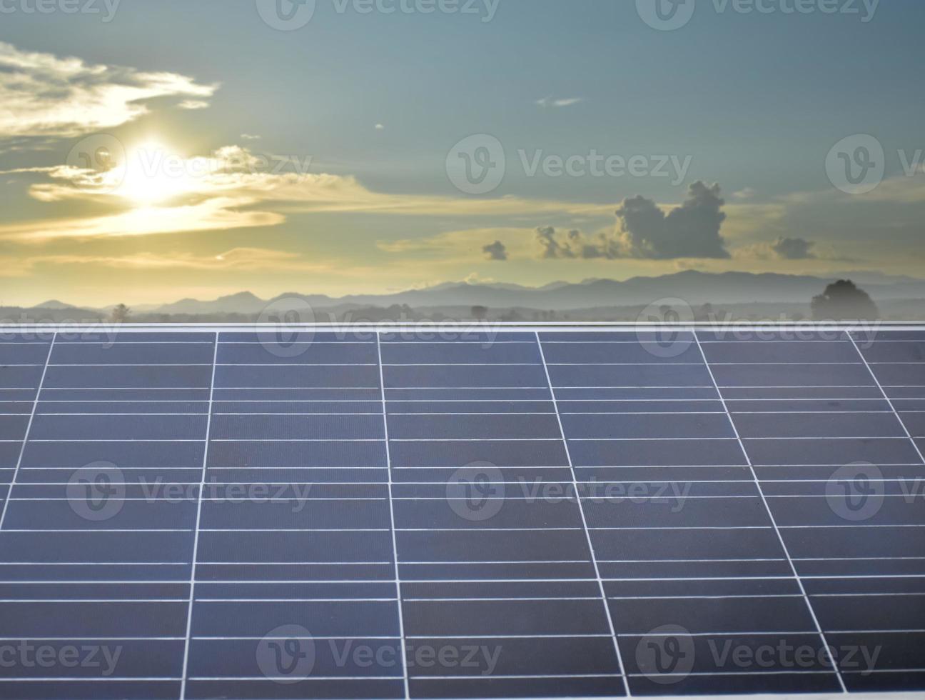 pannello fotovoltaico, nuova tecnologia per conservare e utilizzare l'energia della natura con la vita umana, l'energia sostenibile e il concetto di amico ambientale. foto