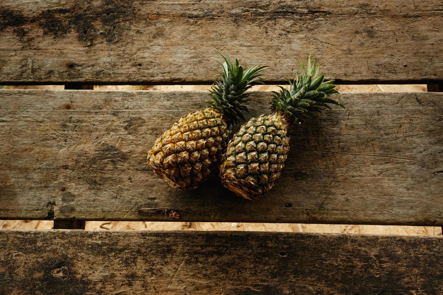 ananas frutta su di legno superficie foto