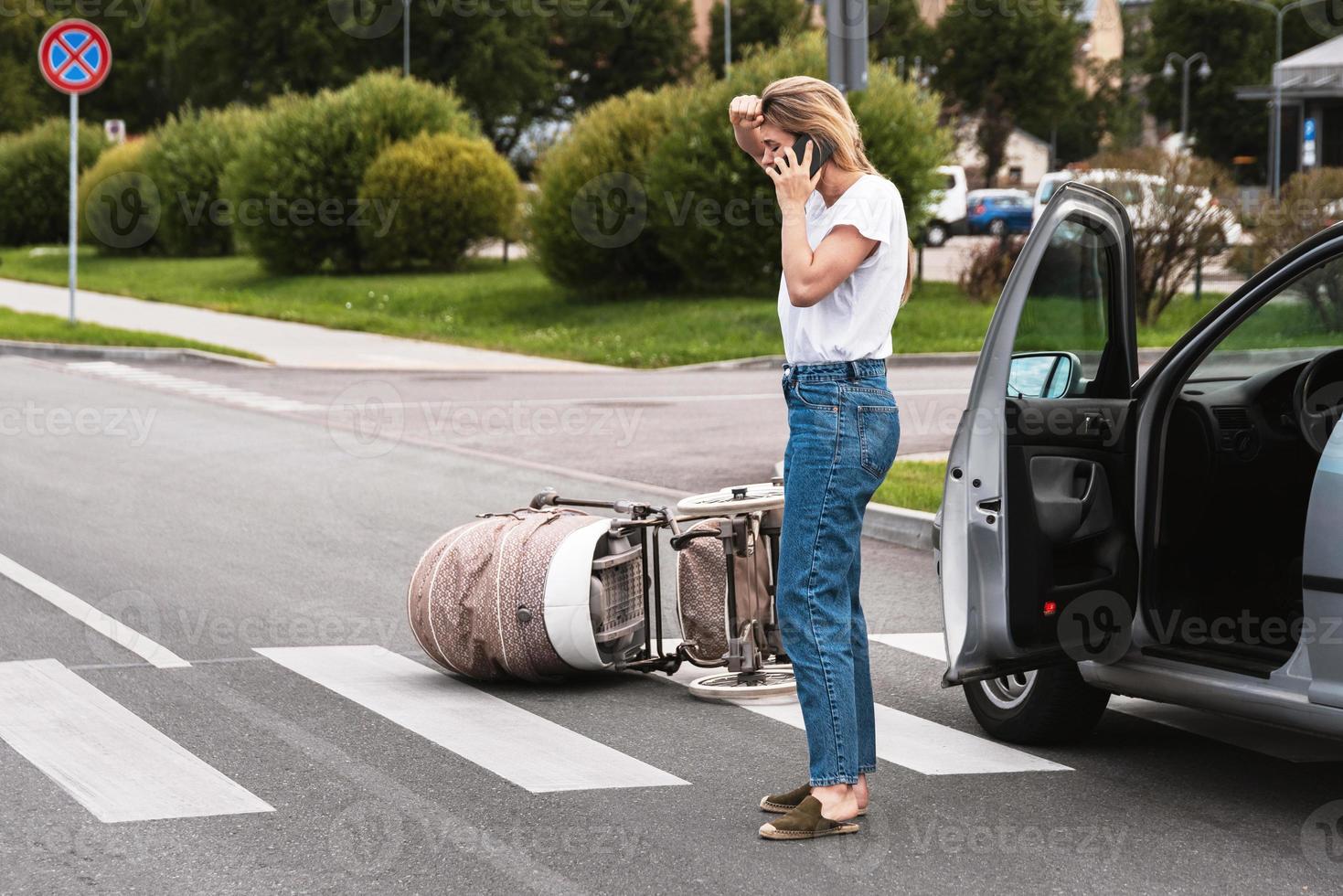 inorridito autista fa un emergenza chiamata dopo un' auto incidente con bambino carrozzina su il attraversamento pedonale foto