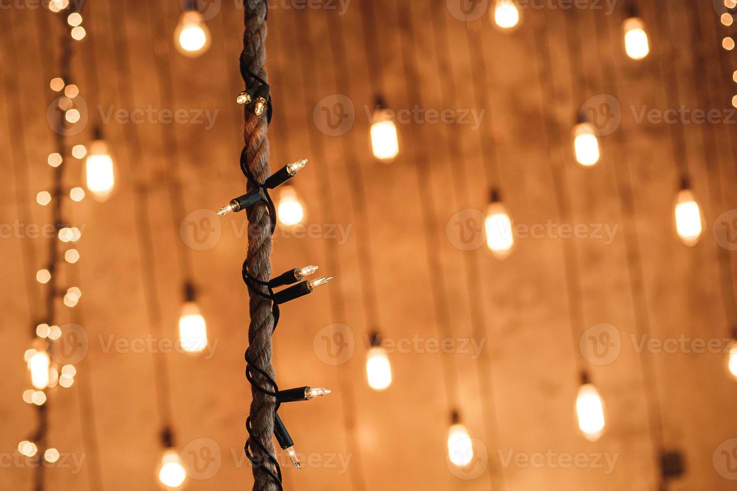 decorativo piccolo luci su il corda con bokeh foto