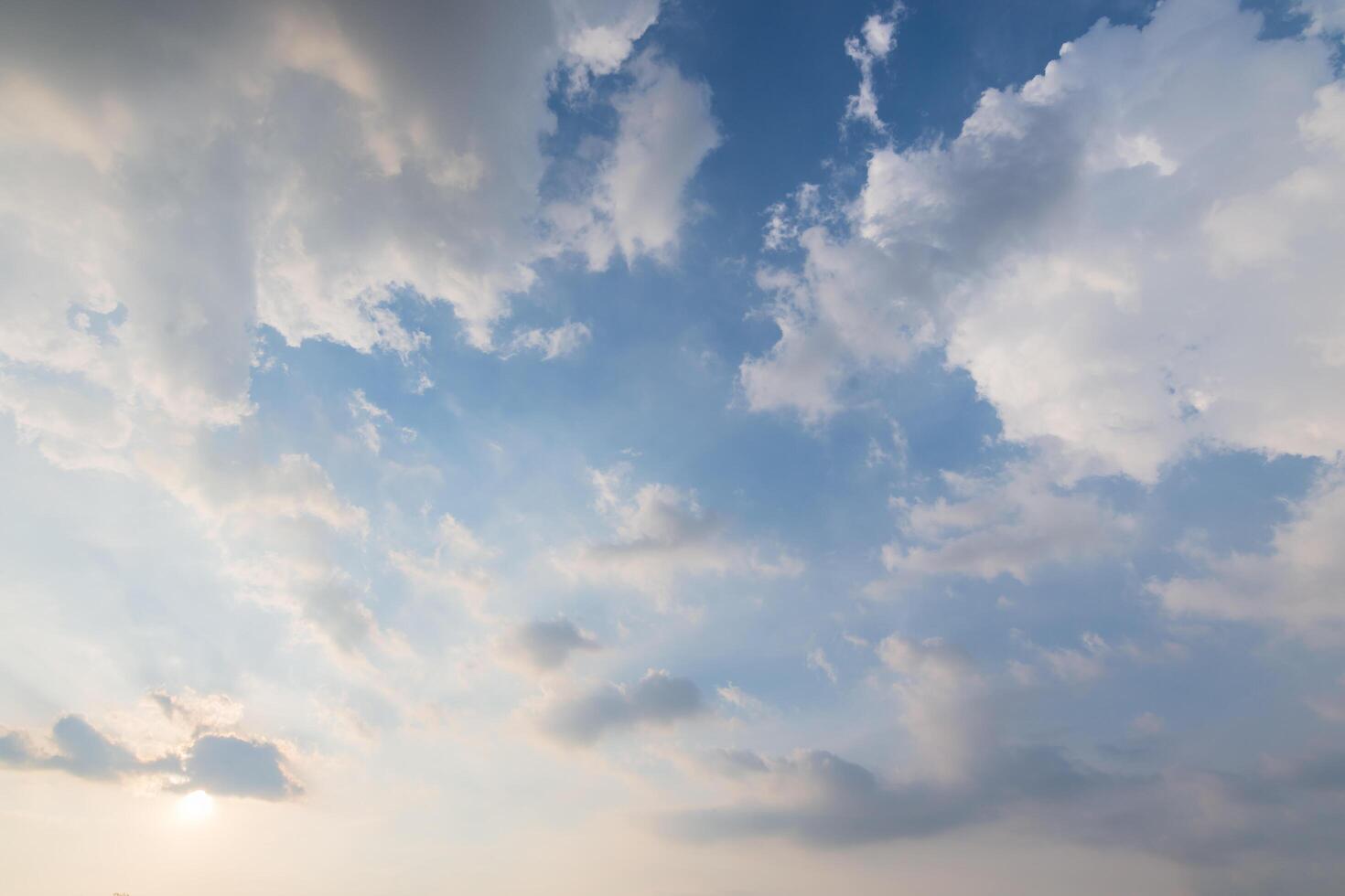 cielo azzurro e nuvole al tramonto foto