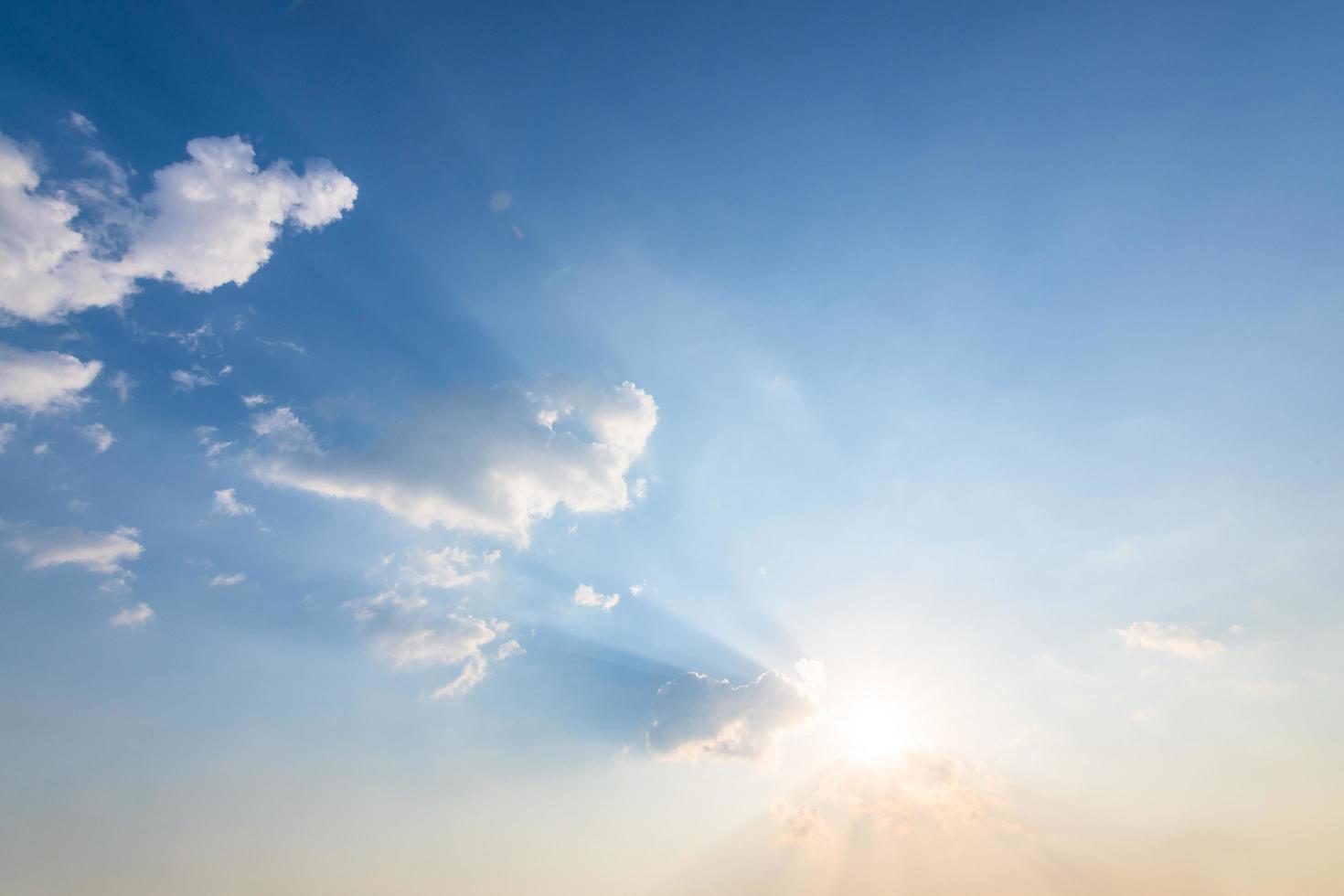 cielo azzurro e nuvole al tramonto foto