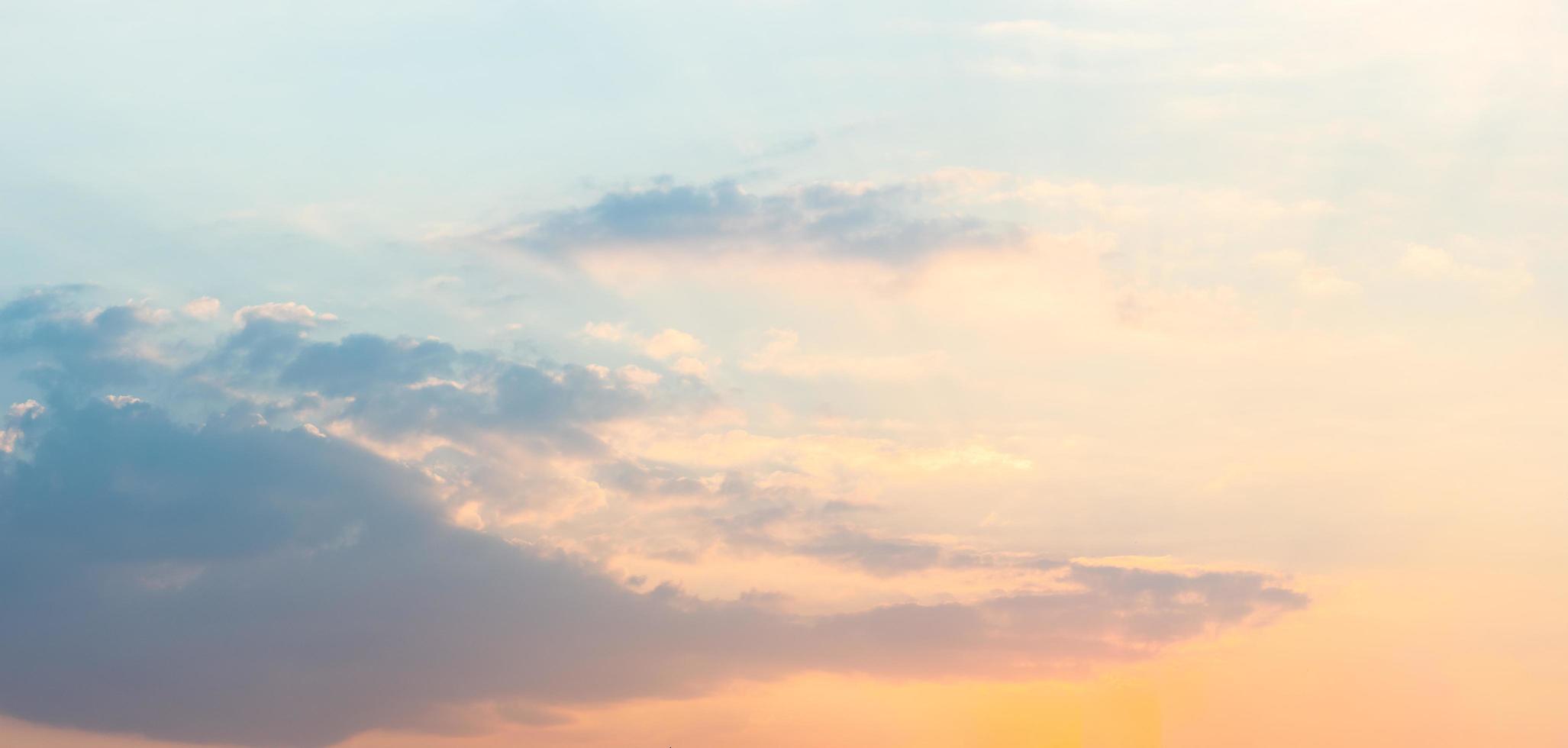 nuvole blu e cielo al tramonto foto