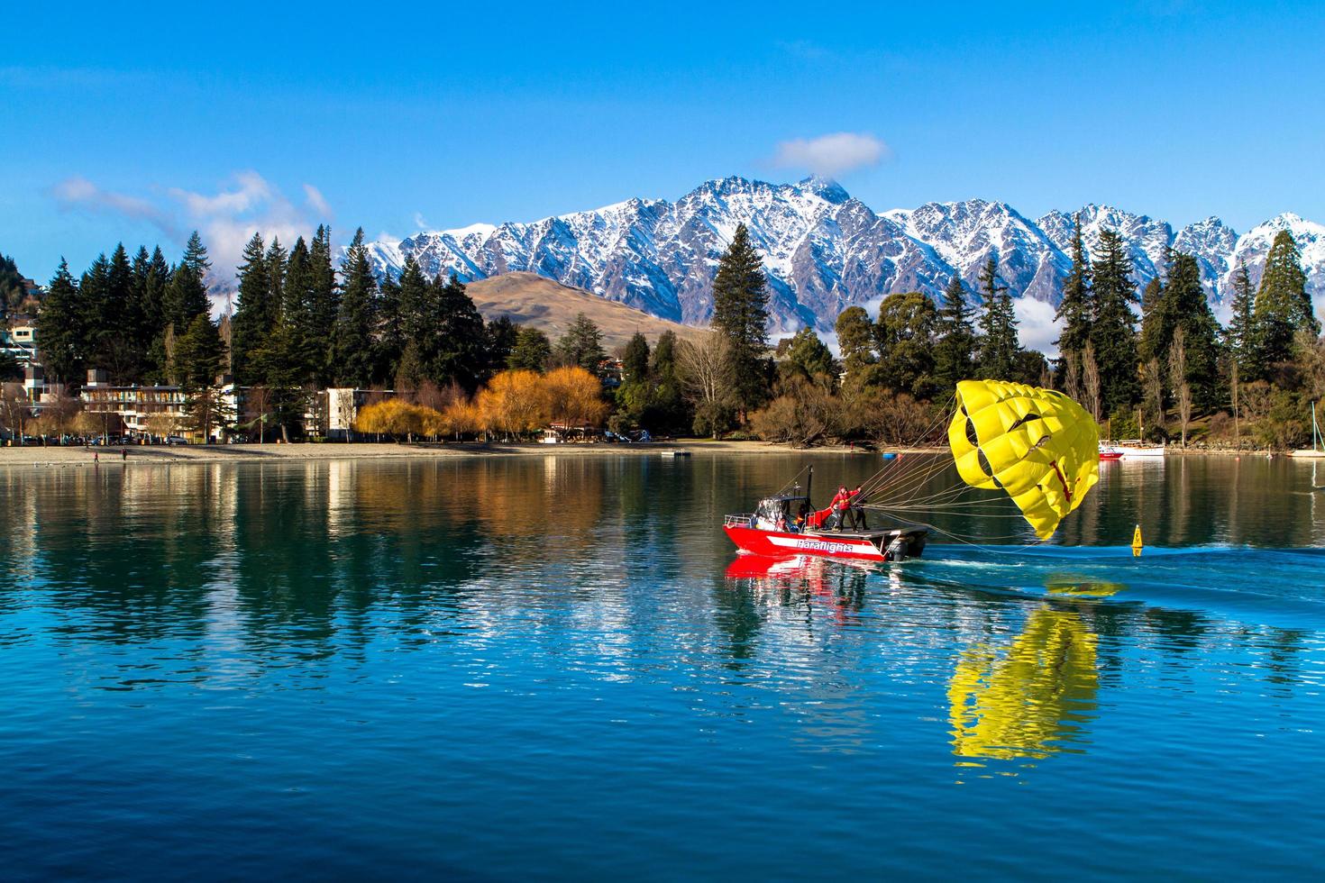 Queenstown, Nuova Zelanda, 2020 - persona che si prepara al parapendio da una barca foto