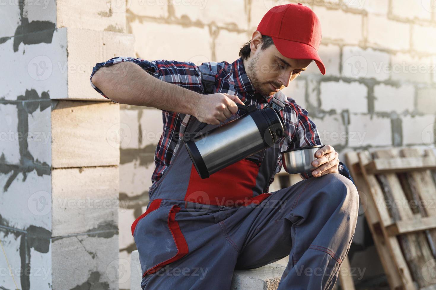 muratore durante il caffè rompere a il opera foto