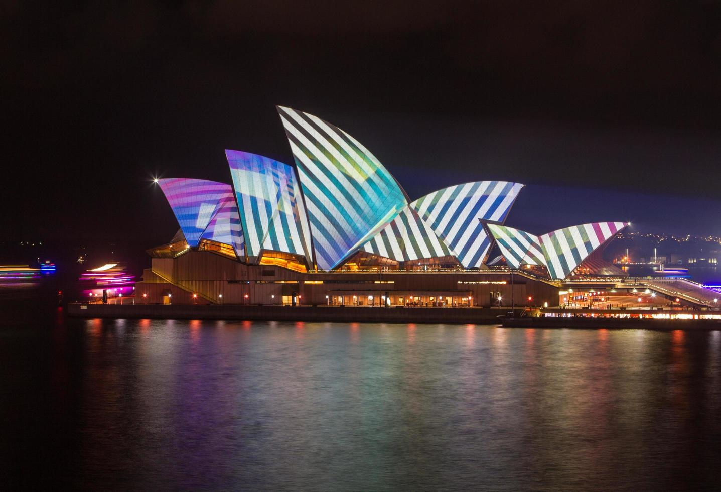 sydney, australia, 2020 - light design sul teatro dell'opera di sydney di notte foto