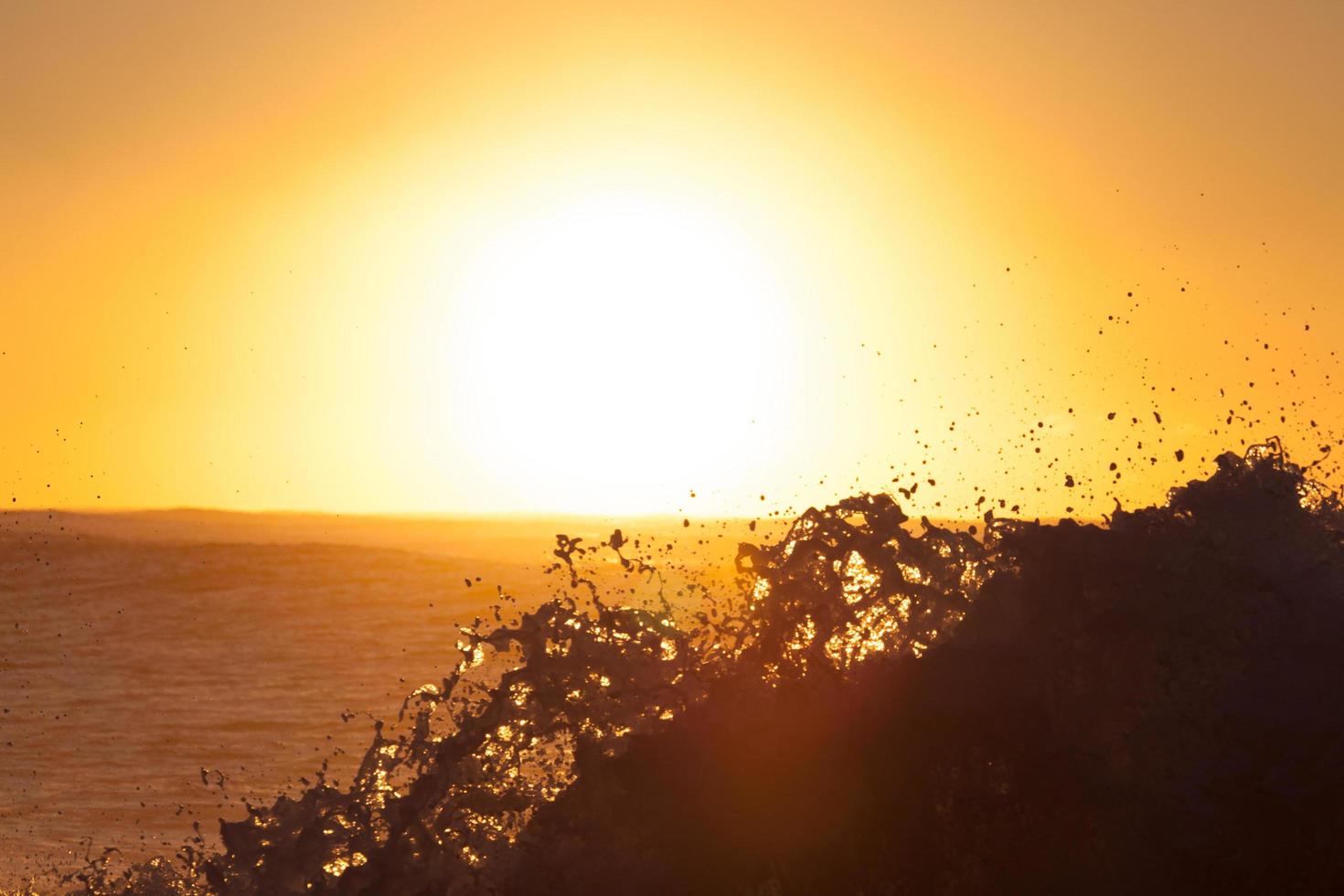 onde dell'oceano all'ora d'oro foto