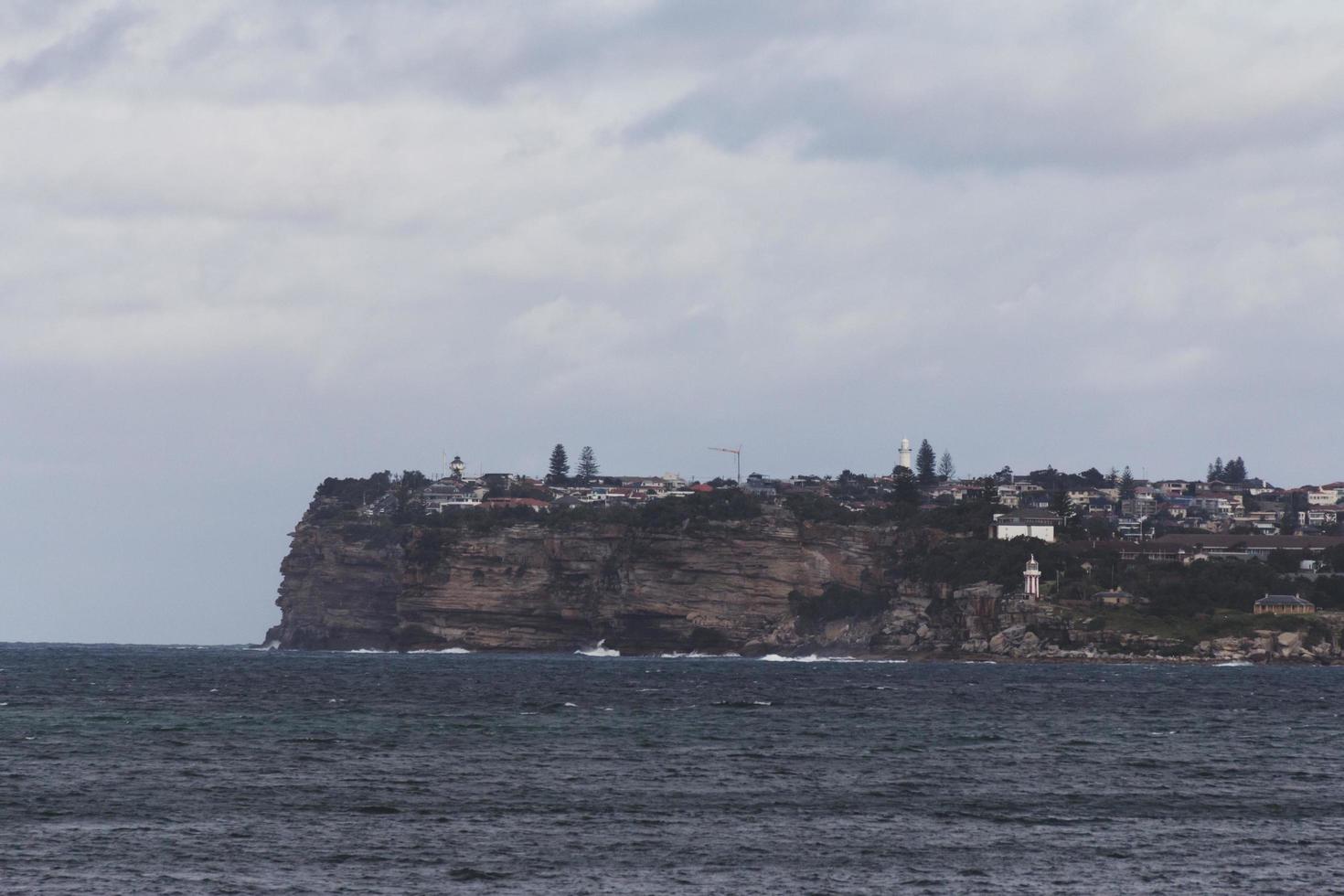 cittadina su una scogliera vicino al mare foto