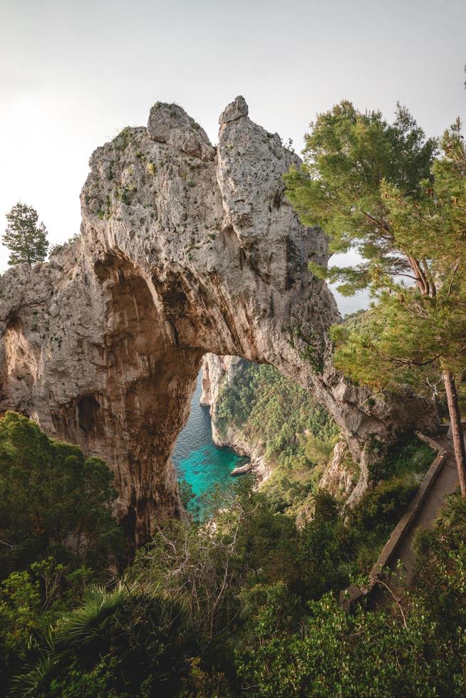 formazione rocciosa grigia sul mare turchese foto