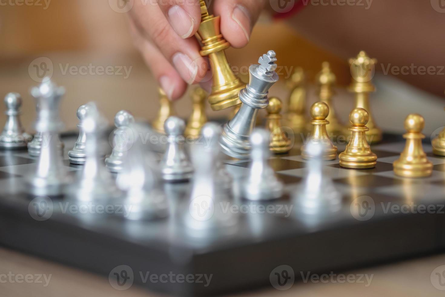 il azienda è uomo d'affari è mani mossa scacchi su il gioco Piano per vincere il attività commerciale nel il mercato. concetto di comando foto
