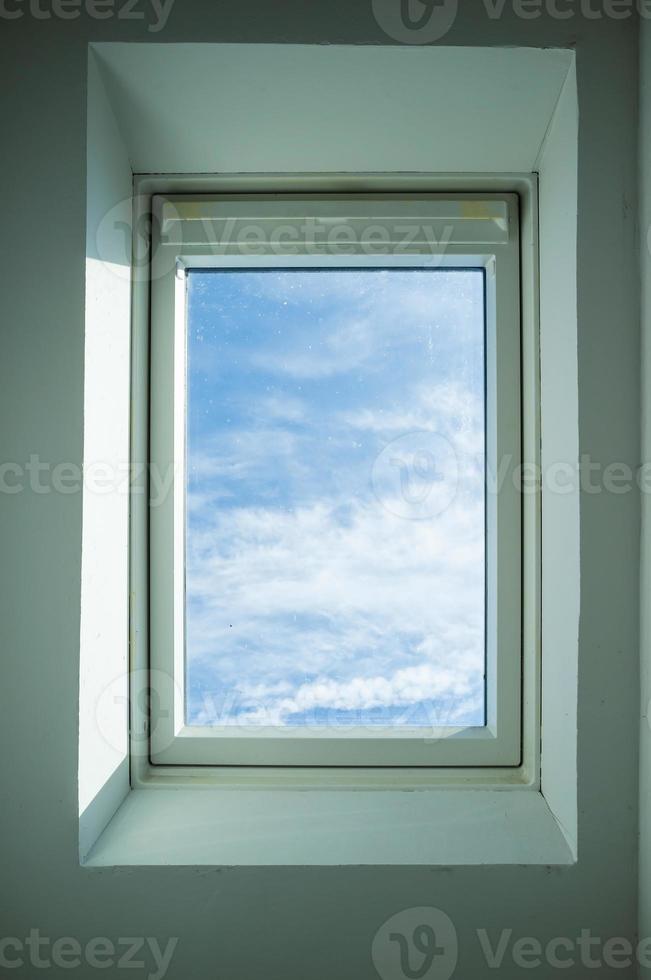 chiuso tetto finestra attraverso quale voi può vedere il blu cielo e bianca nuvole su un' soleggiato giorno. parte inferiore Visualizza. foto