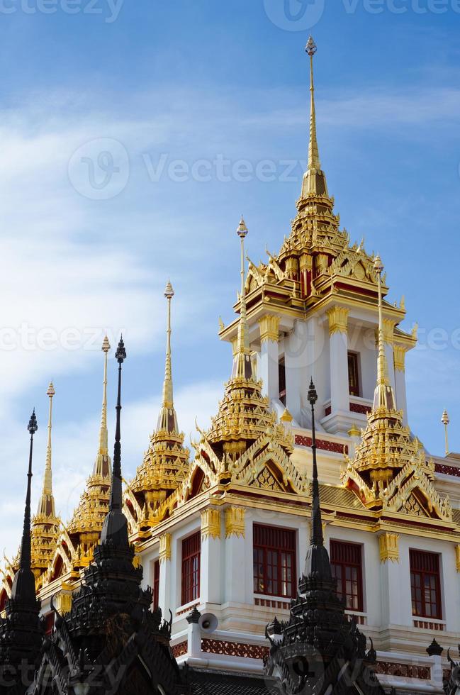 scenario di loha prasat o metallo castello è mondo eredità luogo a wat ratchanaddaram a bangkok di Tailandia foto