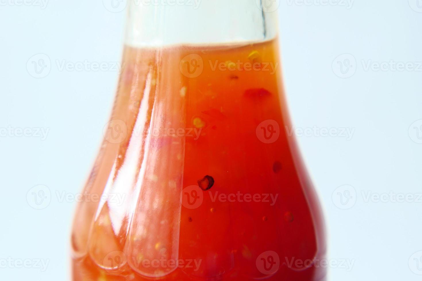 chili e pomodoro salsa nel un' piccolo vaso su tavolo foto