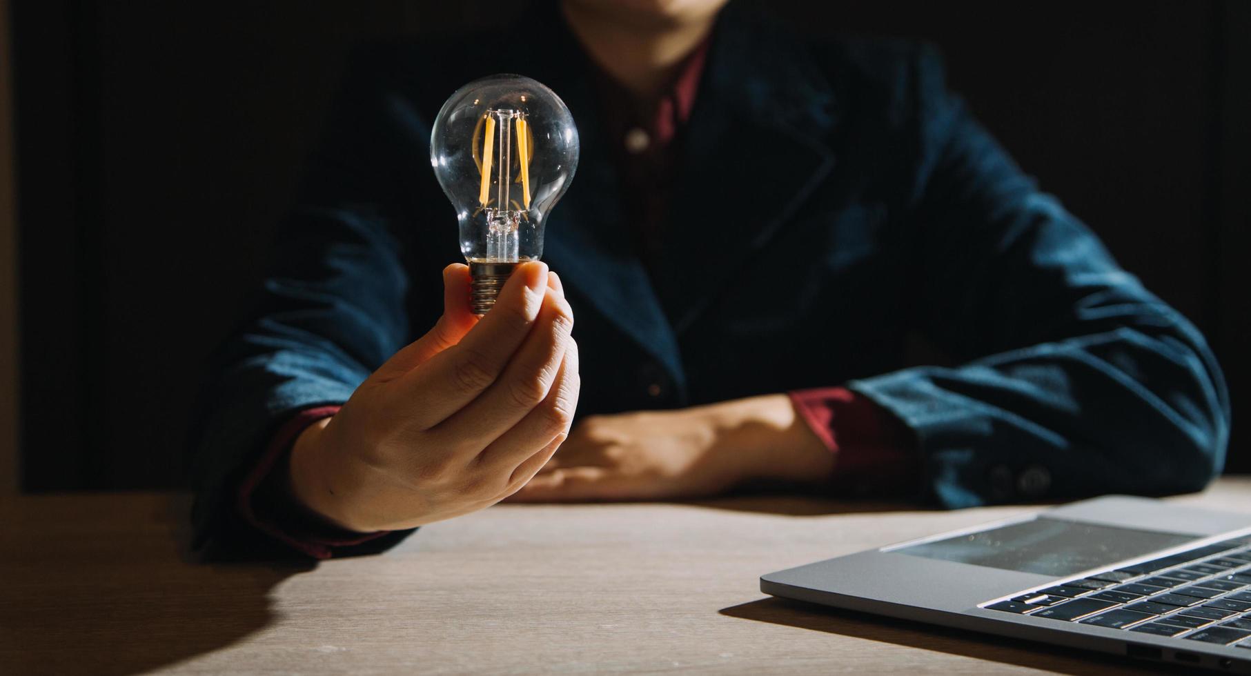 innovazione. mani che tengono la lampadina per il concetto nuovo concetto di idea con innovazione e ispirazione, tecnologia innovativa nel concetto di scienza e comunicazione, foto